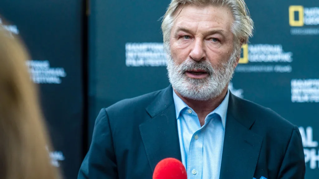 Alec Baldwin dispara una pistola durante un rodaje y mata a la directora de fotografía