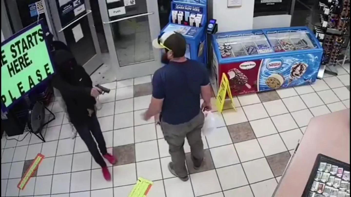 Un exmarine desarma a dos ladrones en una gasolinera y frustra un atraco en segundos Un exmarine desarma a dos ladrones en una gasolinera y frustra un atraco en segundos