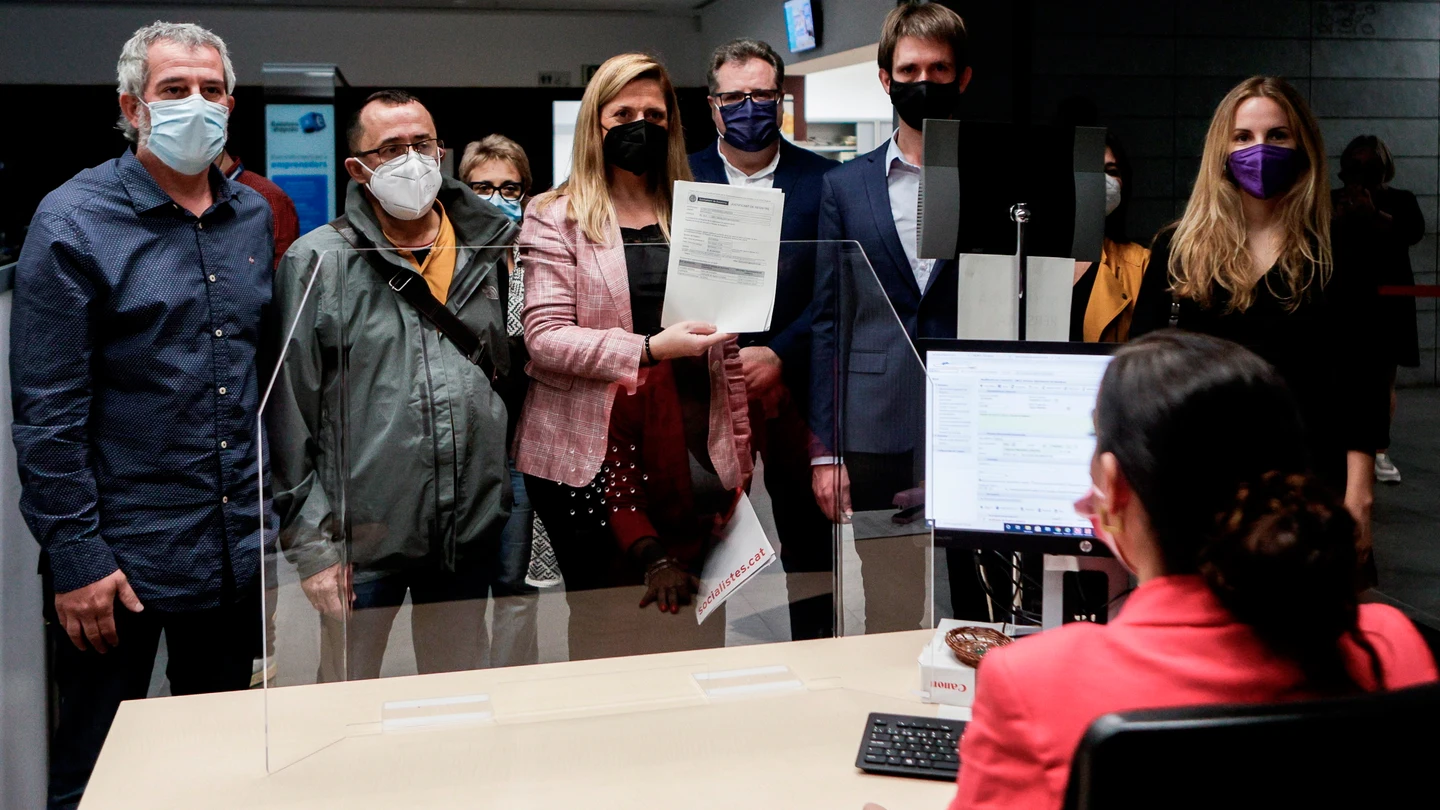 La oposición registra la moción de censura a Albiol, que se resigna a perder la alcaldía: "Badalona tendrá un Gobierno sin proyecto" La oposición registra la moción de censura a Albiol, que se resigna a perder la alcaldía: "Badalona tendrá un Gobierno sin proyecto"