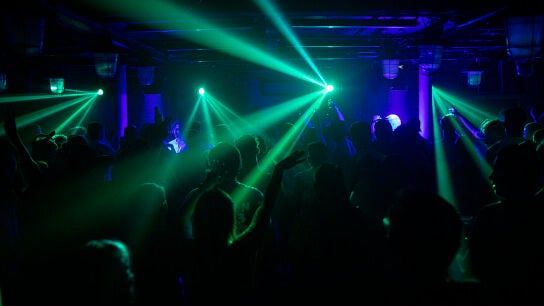 Un local de ocio nocturno en una foto de archivo.