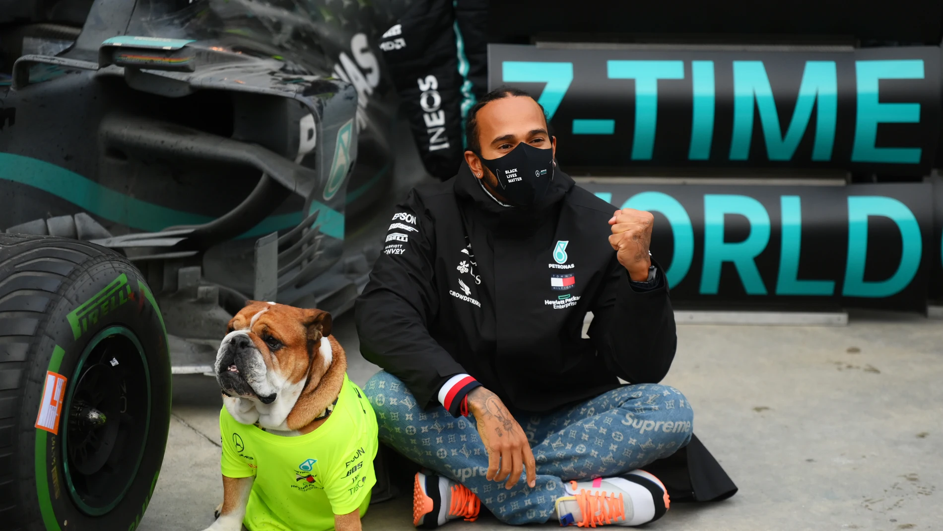 Lewis Hamilton y su perro, Roscoe