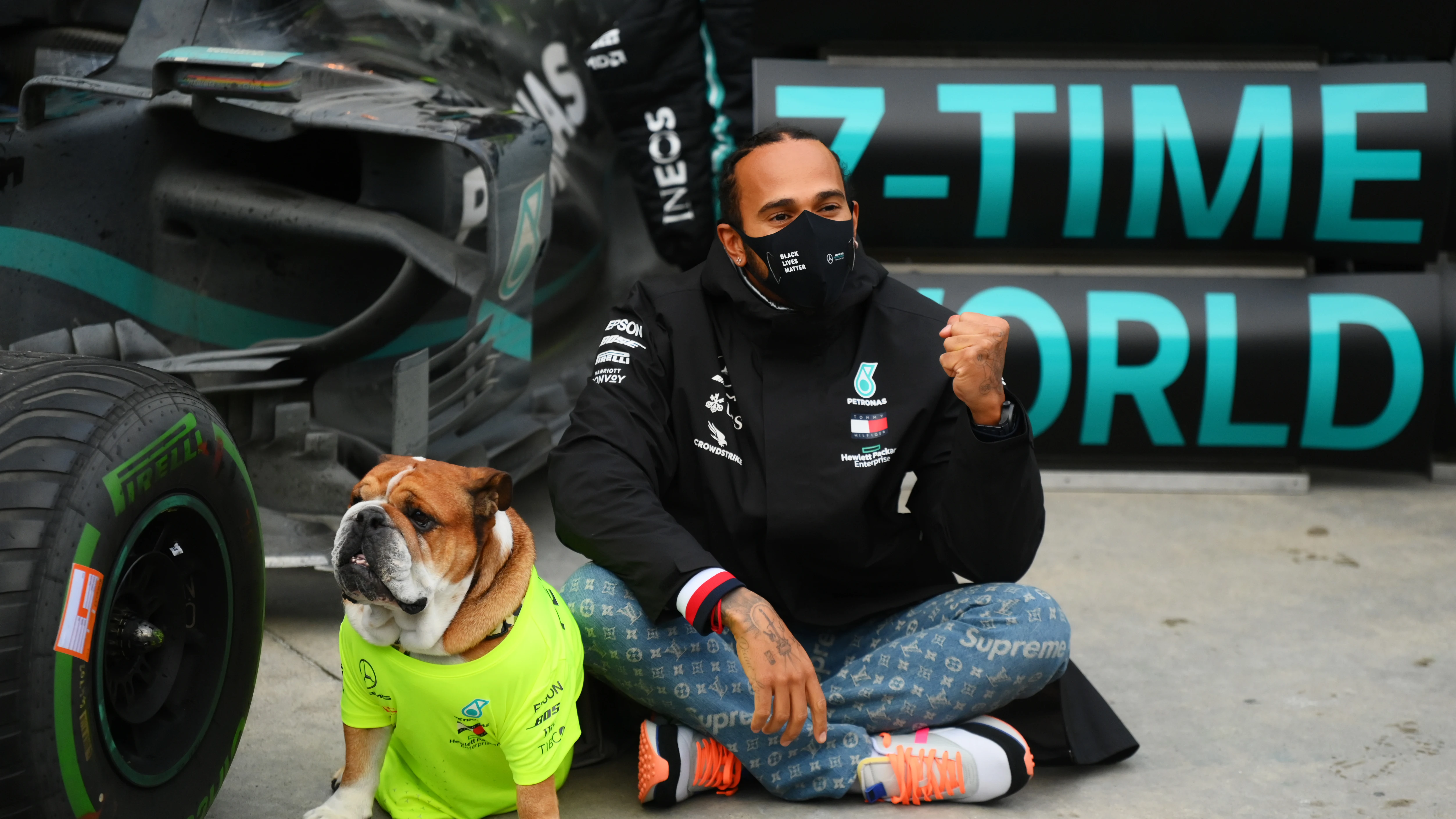 Lewis Hamilton y su perro, Roscoe