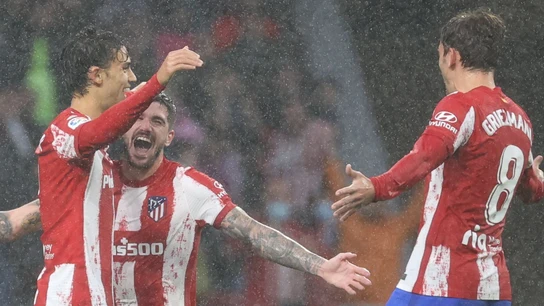 Joao Félix celebra un gol con Griezmann y De Paul Joao Félix celebra un gol con Griezmann y De Paul