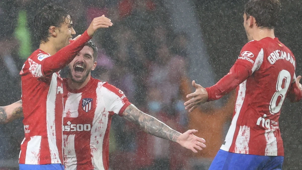 Joao Félix celebra un gol con Griezmann y De Paul