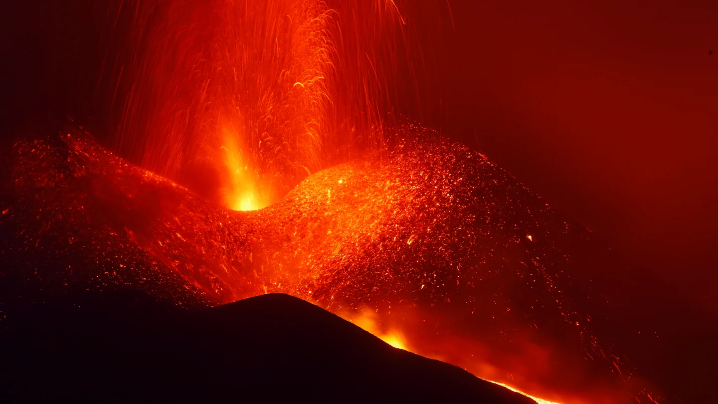 El volcán de La Palma, en acción durante la noche El volcán de La Palma, en acción durante la noche