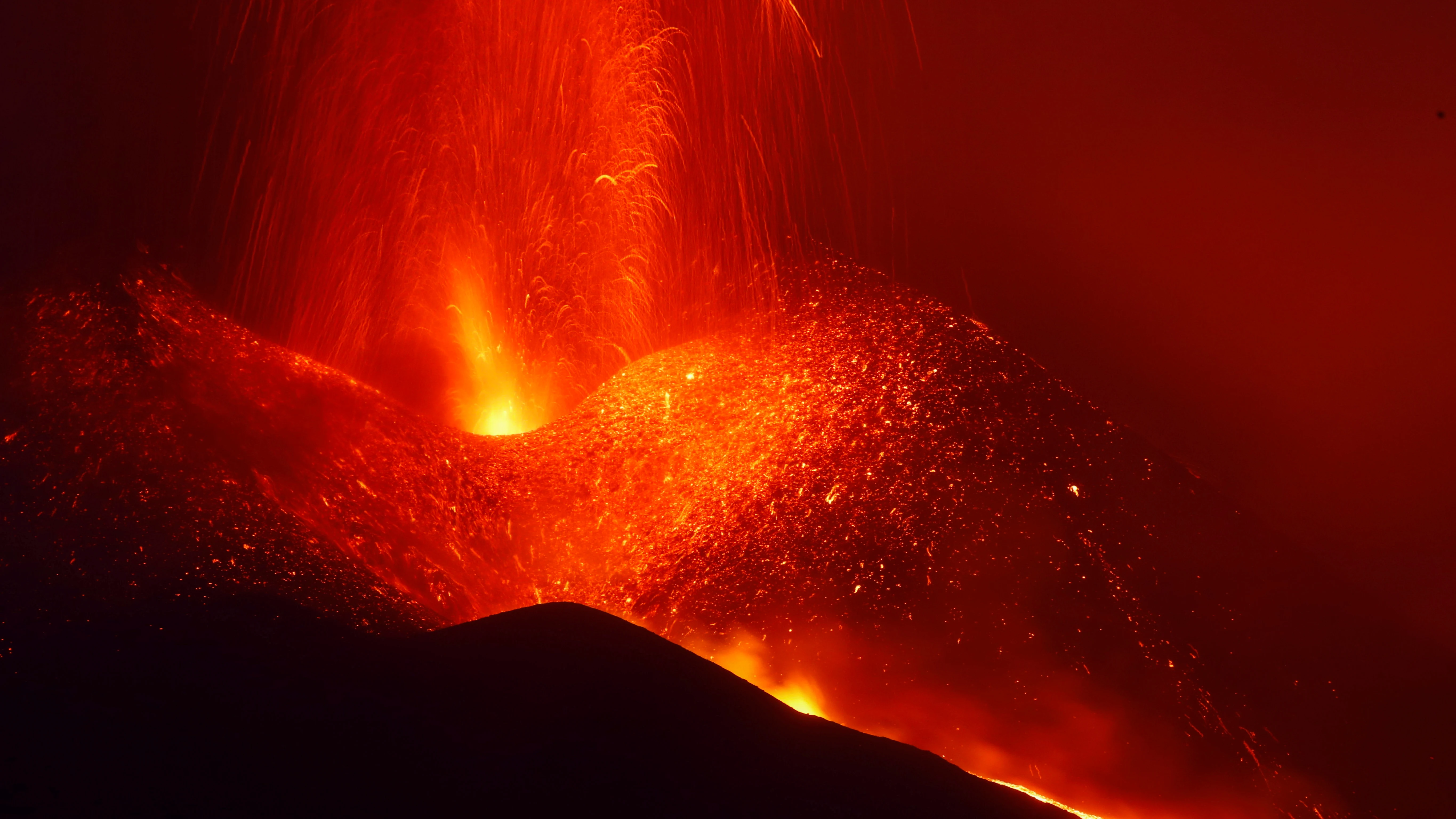 El volcán de La Palma, en acción durante la noche