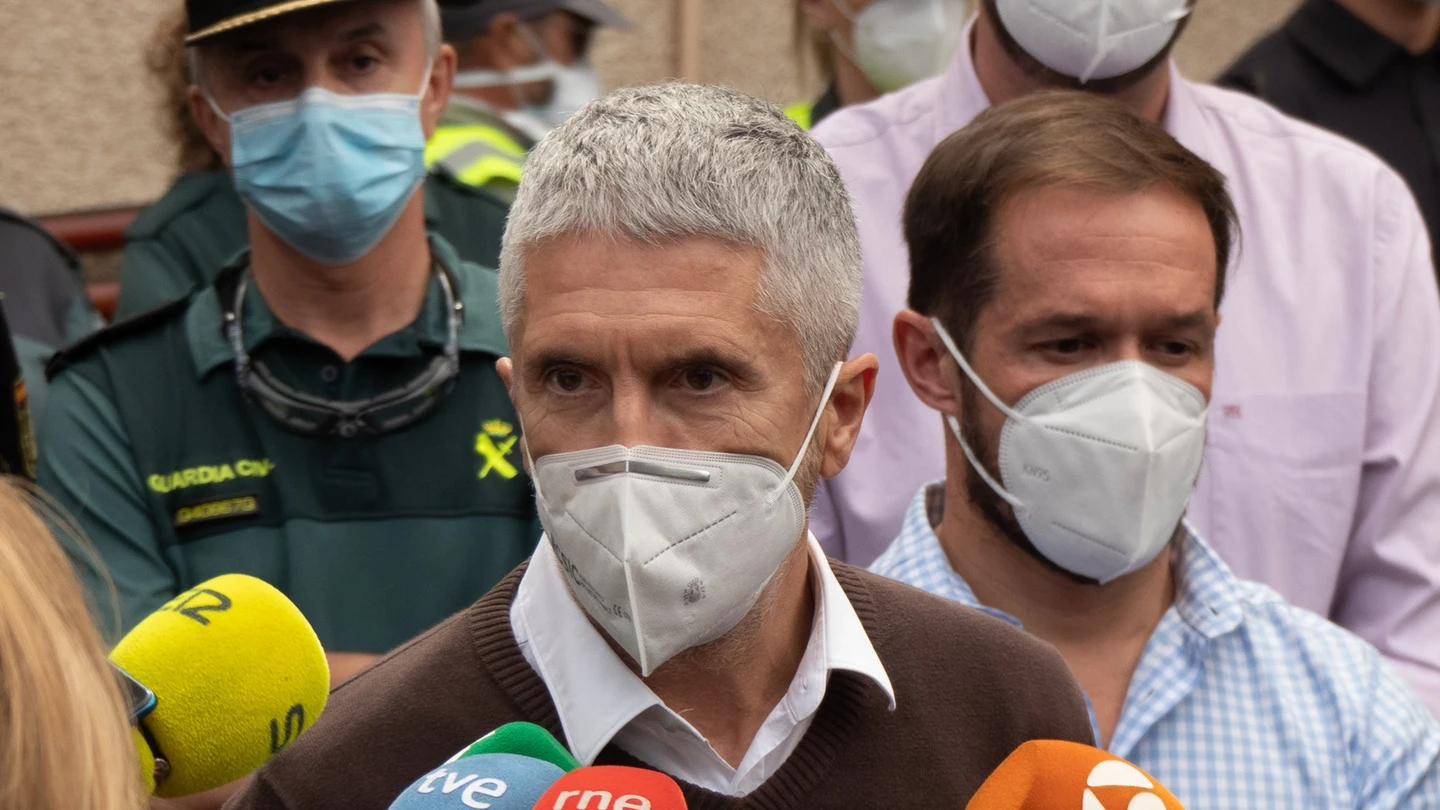 El ministro de Interior, Fernando Grande-Marlaska en su encuento con la prensa durante su visita al Puesto de Mando Avanzado instalado por la emergencia volcánica en La Palma El ministro de Interior, Fernando Grande-Marlaska en su encuento con la prensa durante su visita al Puesto de Mando Avanzado instalado por la emergencia volcánica en La Palma