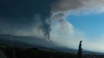 La nube de ceniza sobre el volcán de La Palma