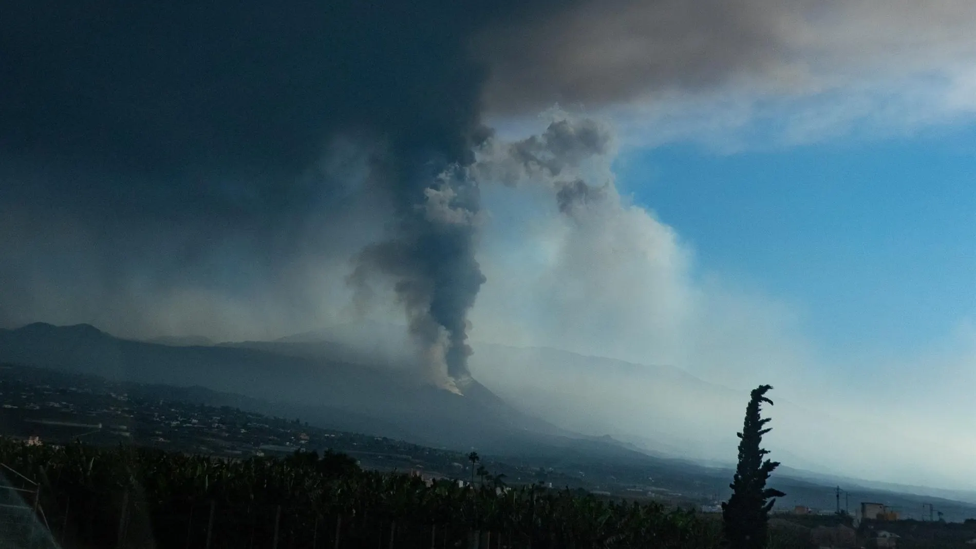 La nube de ceniza sobre el volcán de La Palma