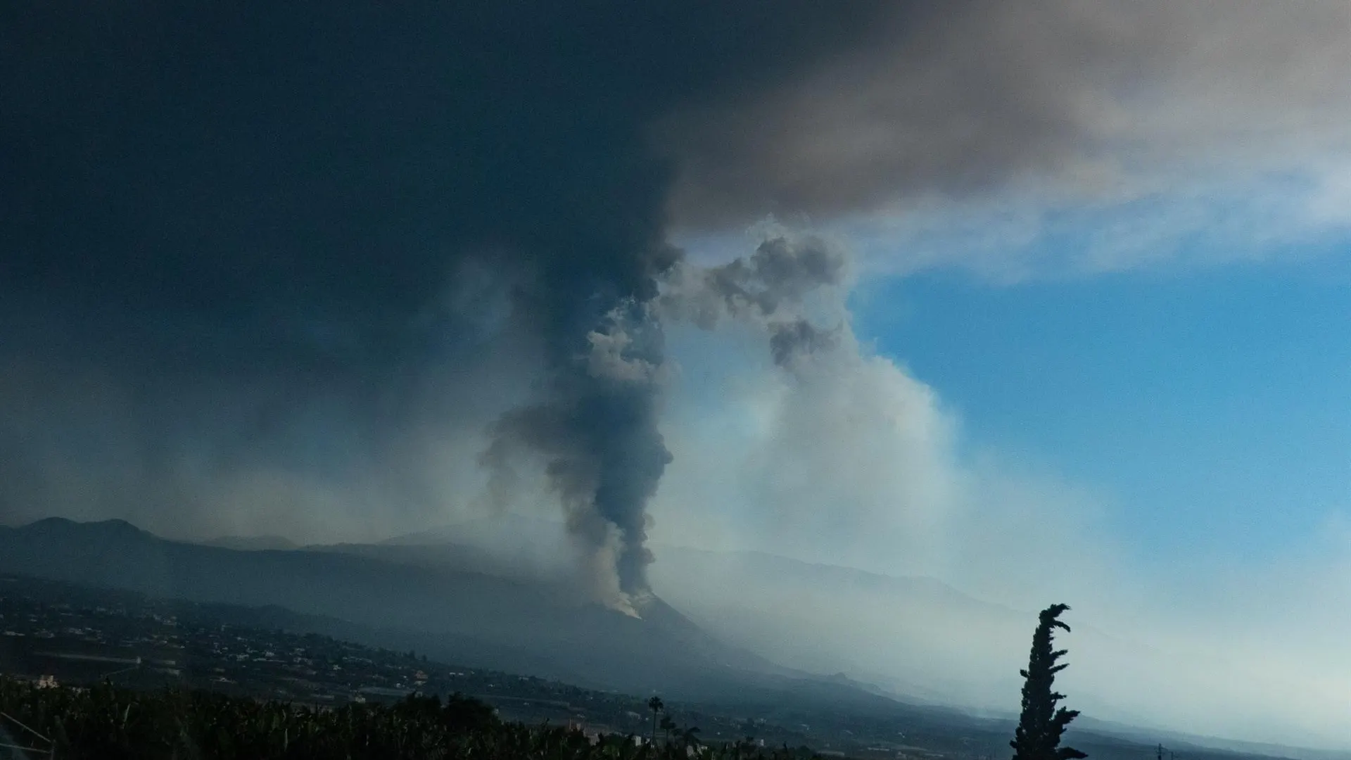 La nube de ceniza sobre el volcán de La Palma