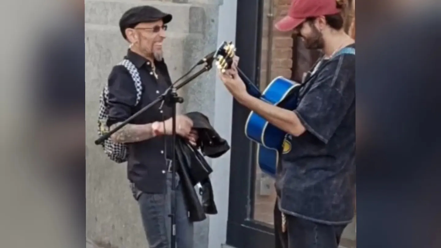 Fito sorprende a un músico callejero uniéndose a él cuando cantaba 'Soldadito Marinero' Fito sorprende a un músico callejero uniéndose a él cuando cantaba 'Soldadito Marinero'