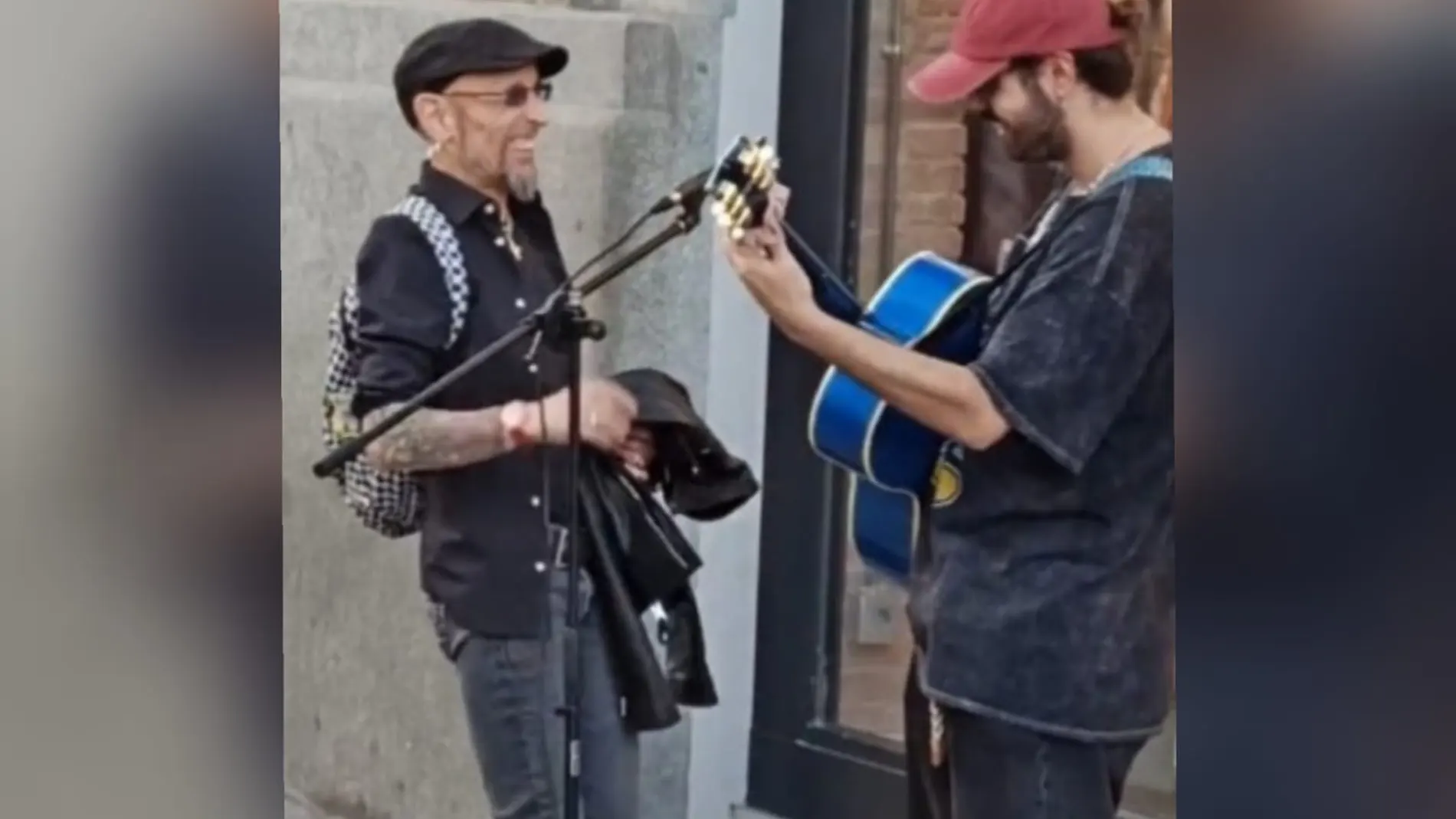 Fito sorprende a un músico callejero uniéndose a él cuando cantaba &#39;Soldadito Marinero&#39;