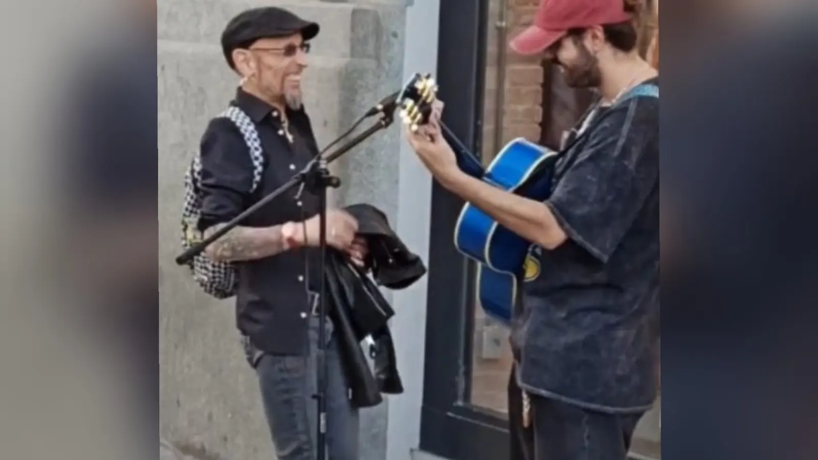 Fito sorprende a un músico callejero uniéndose a él cuando cantaba 'Soldadito Marinero'