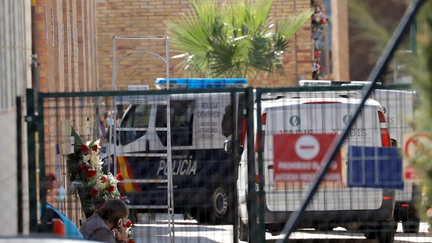 El dispositivo policial en el cementerio parroquial de Torrent tras el tiroteo El dispositivo policial en el cementerio parroquial de Torrent tras el tiroteo
