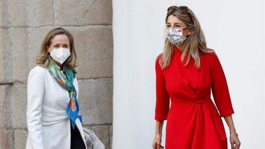 Las vicepresidentas del gobierno de Econom&iacute;a Nadia Calvi&ntilde;o y Trabajo Yolanda D&iacute;az