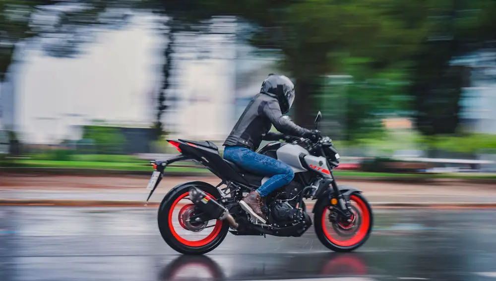 Cómo conducir una moto con lluvia
