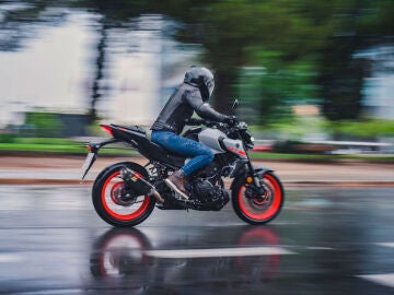 Cómo conducir una moto con lluvia