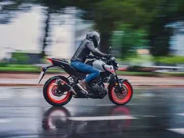 Cómo conducir una moto con lluvia Cómo conducir una moto con lluvia