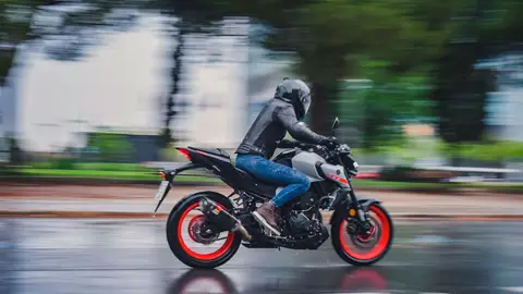 Cómo conducir una moto con lluvia Cómo conducir una moto con lluvia