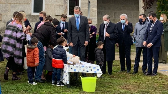 El momento de la visita en el que Felipe VI y Letizia se encuentran con el pequeño. El momento de la visita en el que Felipe VI y Letizia se encuentran con el pequeño.