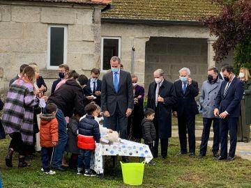 El momento de la visita en el que Felipe VI y Letizia se encuentran con el pequeño.