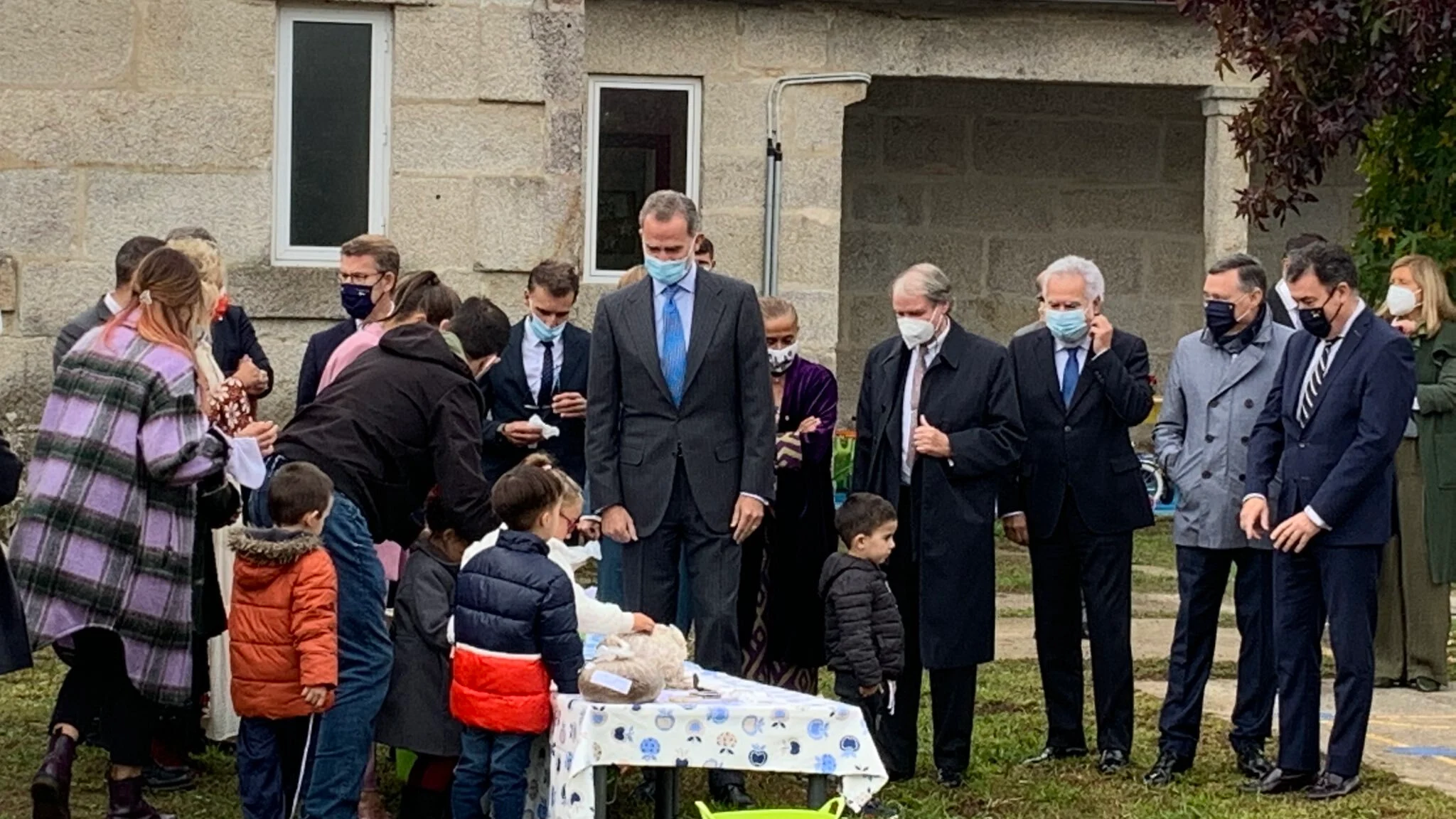 El momento de la visita en el que Felipe VI y Letizia se encuentran con el pequeño.