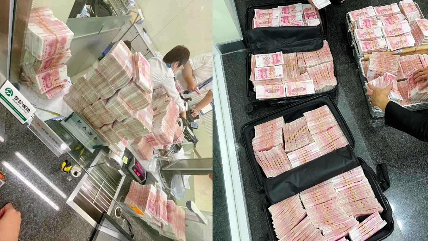 Imagen de los billetes retirados por el millonario chino Imagen de los billetes retirados por el millonario chino