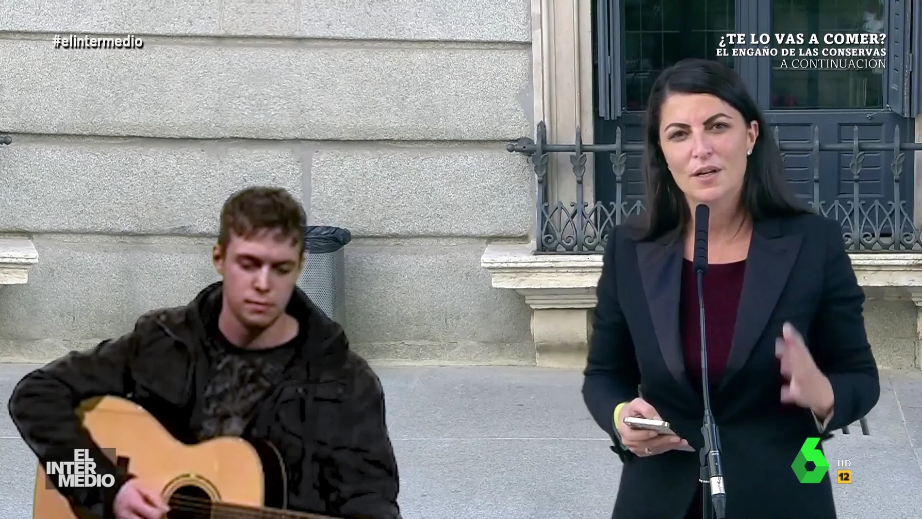 Vídeo manipulado - El temazo de Olona en plena calle al ritmo de una guitarra española: "Dar oxígeno"