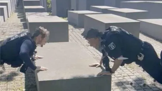 Investigan a dos policías por hacer deporte en el Memorial del Holocausto Investigan a dos policías por hacer deporte en el Memorial del Holocausto