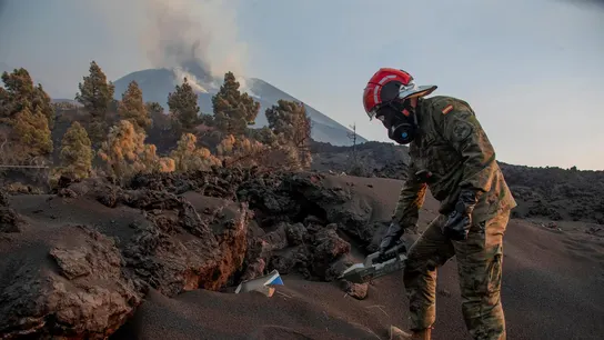 Miembros de la Unidad Militar de Emergencias (UME) y del Ejército de Tierra continúan este martes con las monitorizaciones de los gases en las zonas de exclusión en Santa Cruz de la Palma. Miembros de la Unidad Militar de Emergencias (UME) y del Ejército de Tierra continúan este martes con las monitorizaciones de los gases en las zonas de exclusión en Santa Cruz de la Palma.