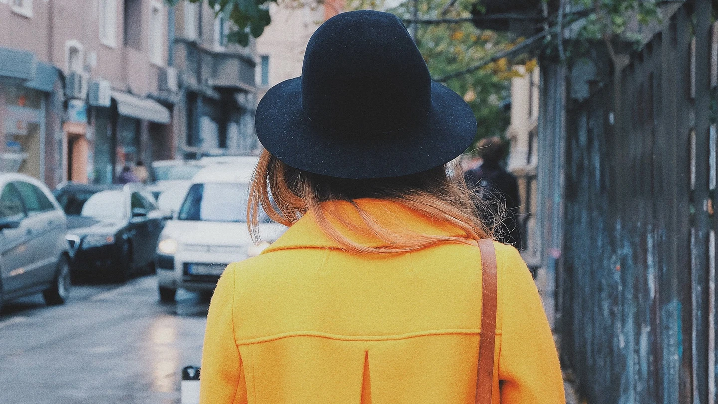 Una mujer abrigada caminando por la calle Una mujer abrigada caminando por la calle