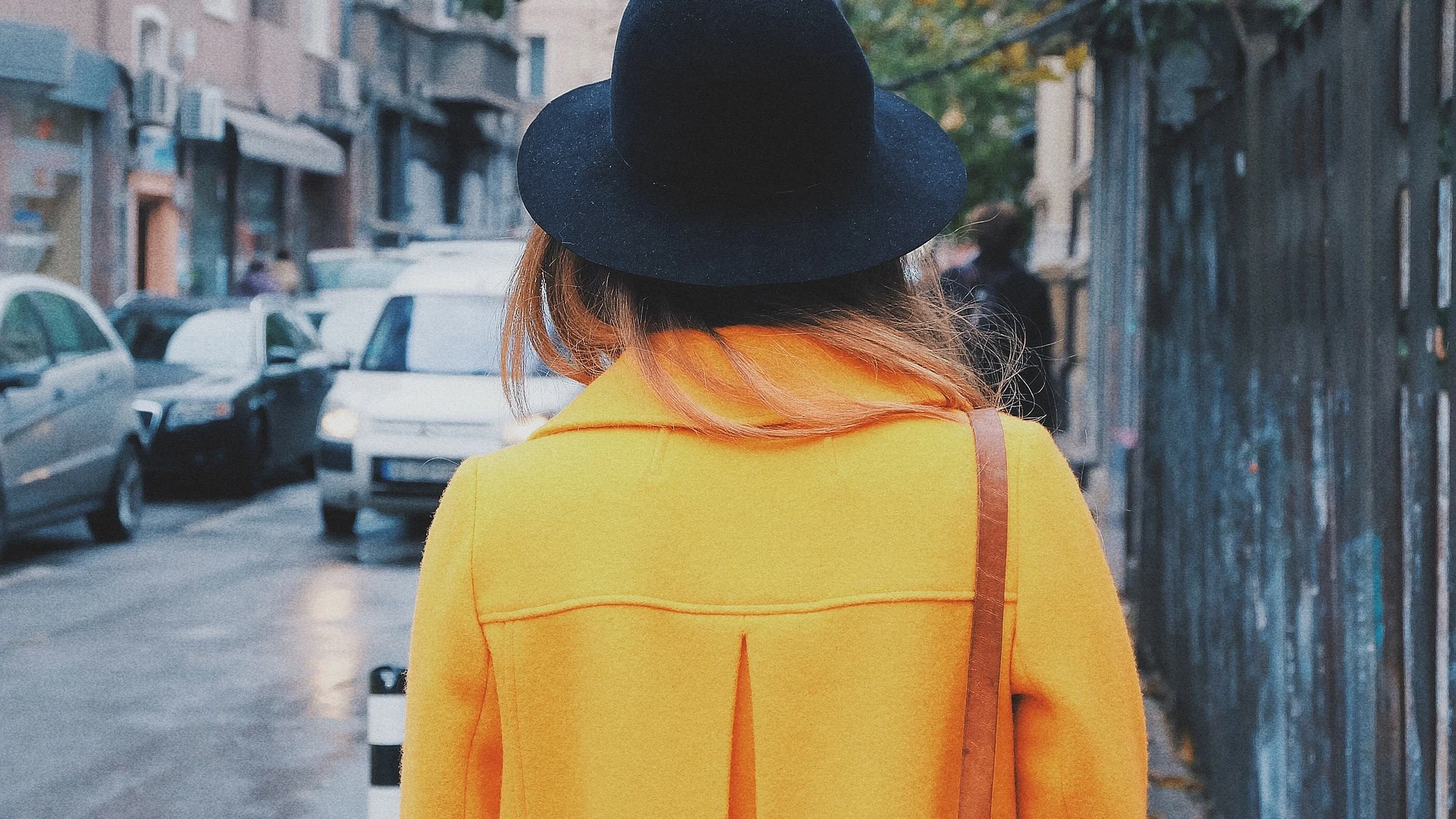 Una mujer abrigada caminando por la calle