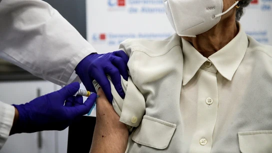 Inoculan la cuarta dosis del COVID-19. Inoculan la tercera dosis del COVID-19 y la vacuna de la gripe a una mujer en Madrid