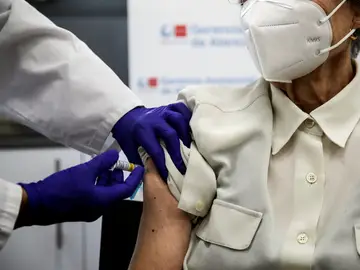 Inoculan la tercera dosis del COVID-19 y la vacuna de la gripe a una mujer en Madrid
