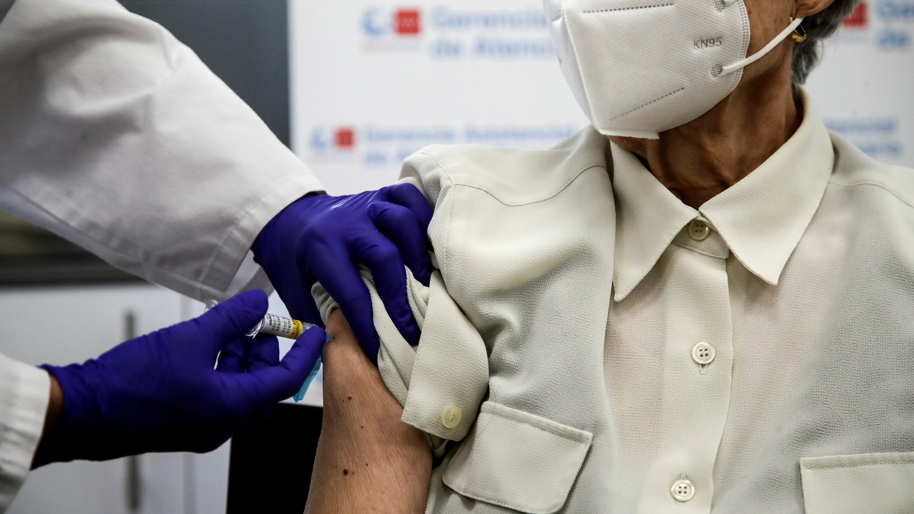 Inoculan la tercera dosis del COVID-19 y la vacuna de la gripe a una mujer en Madrid