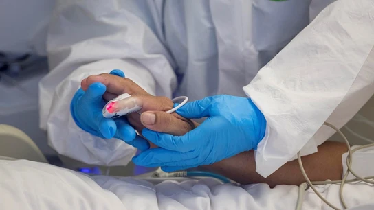 Paciente siendo tratado en un hospital Paciente siendo tratado en un hospital