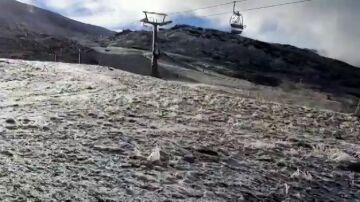 Caen los primeros copos de nieve en Sierra Nevada