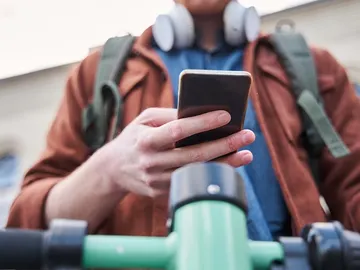 La multa asciende hasta 200 euros si utilizas un teléfono o auriculares a los mandos de un patinete o una bicicleta. esta infracción a los mandos de un patinete La multa asciende hasta 200 euros si utilizas un teléfono o auriculares a los mandos de un patinete o una bicicleta. esta infracción a los mandos de un patinete