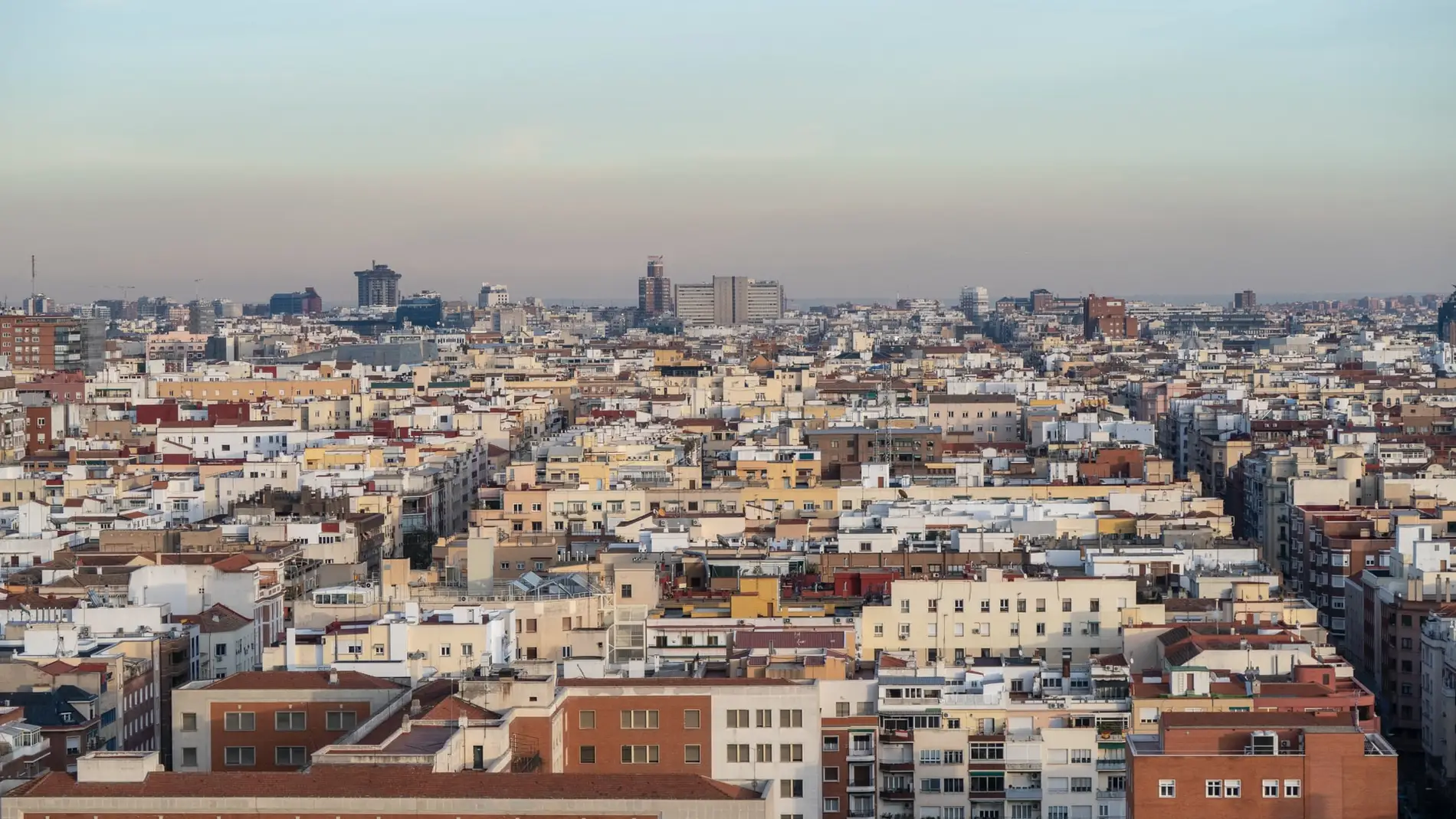 Vista de los edificios de una ciudad y la boina de contaminación