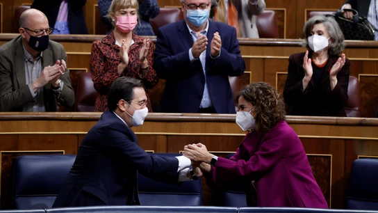 El ministro de Exteriores, José Manuel Albares, felicita a la ministra de Hacienda, María Jesús Montero El ministro de Exteriores, José Manuel Albares, felicita a la ministra de Hacienda, María Jesús Montero