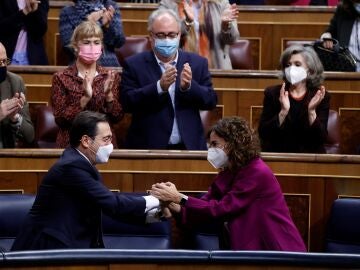 The Minister of Foreign Affairs, José Manuel Albares, congratulates the Minister of Finance, María Jesús Montero