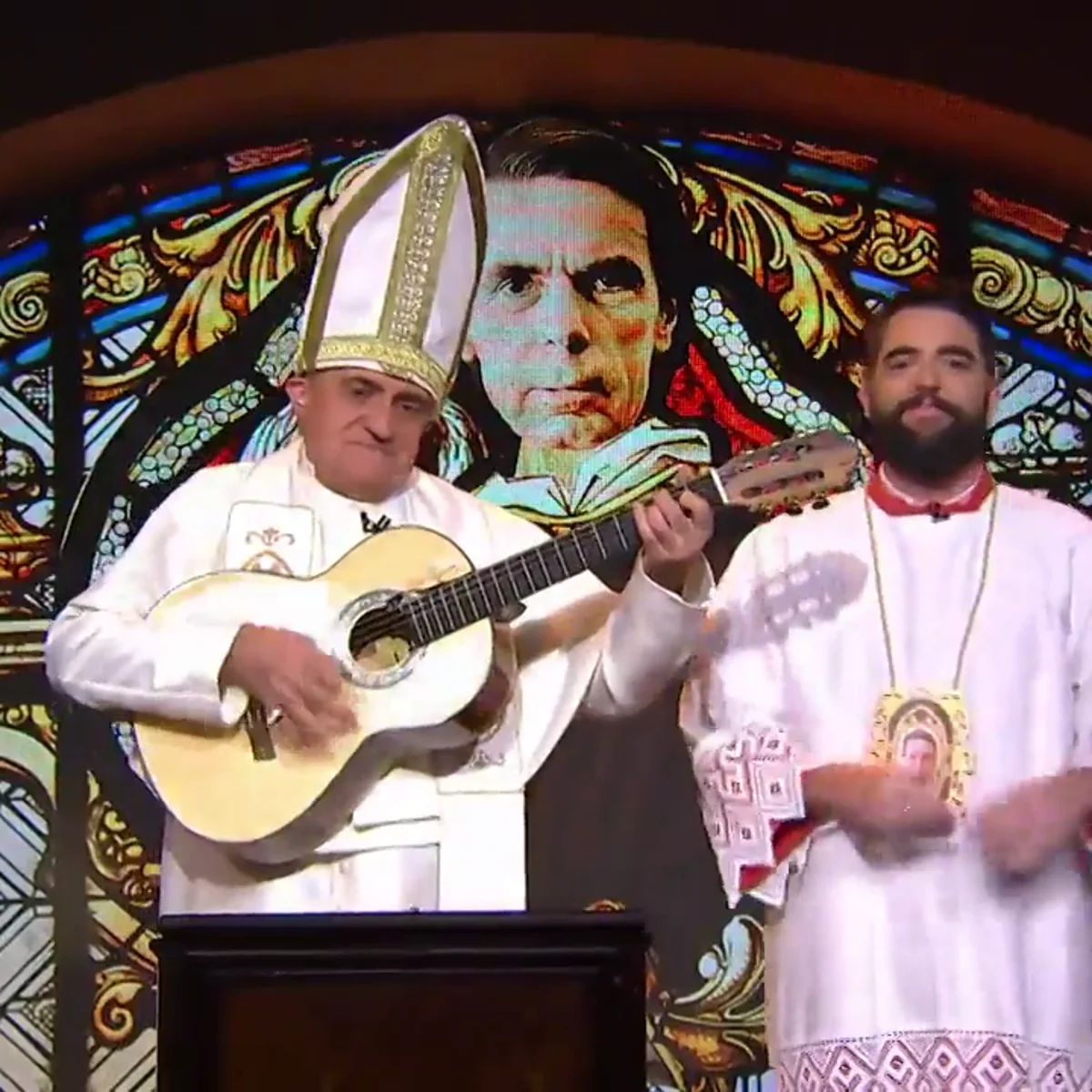 Las 'canciones de misa' del papa Wyoming y el monaguillo Mateo en la 'Iglesia Aznariana'