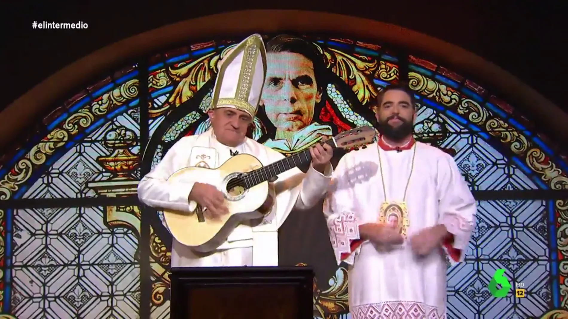 Las 'canciones de misa' del papa Wyoming y el monaguillo Mateo en la 'Iglesia Aznariana'