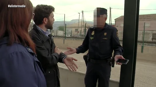 Cuando un policía interrumpió a Gonzo en plena entrevista sobre el soterramiento del AVE en Murcia: "No me había pasado en la vida" Cuando un policía interrumpió a Gonzo en plena entrevista sobre el soterramiento del AVE en Murcia: "No me había pasado en la vida"