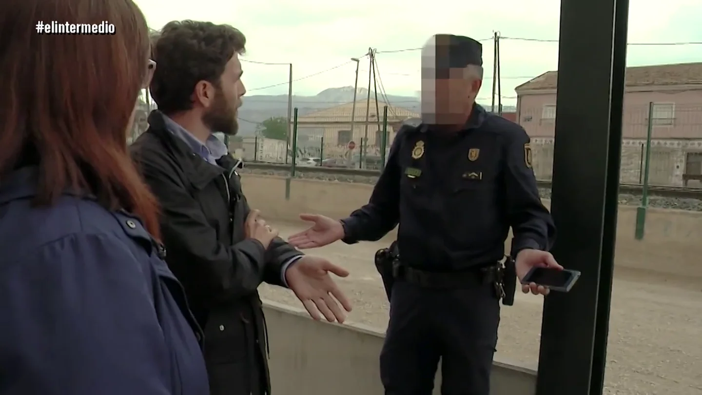Cuando un policía interrumpió a Gonzo en plena entrevista sobre el soterramiento del AVE en Murcia: "No me había pasado en la vida" Cuando un policía interrumpió a Gonzo en plena entrevista sobre el soterramiento del AVE en Murcia: "No me había pasado en la vida"
