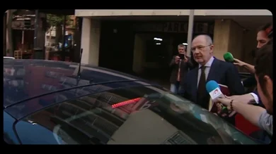 "Encima se ríe el cabrón": la indignación de una mujer al encontrarse a Rodrigo Rato en la calle tras ser detenido en 2015 "Encima se ríe el cabrón": la indignación de una mujer al encontrarse a Rodrigo Rato en la calle tras ser detenido en 2015