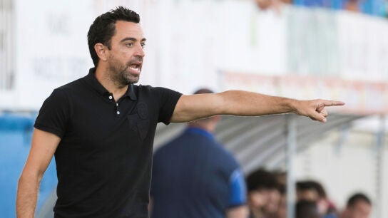 Xavi da instrucciones en un partido