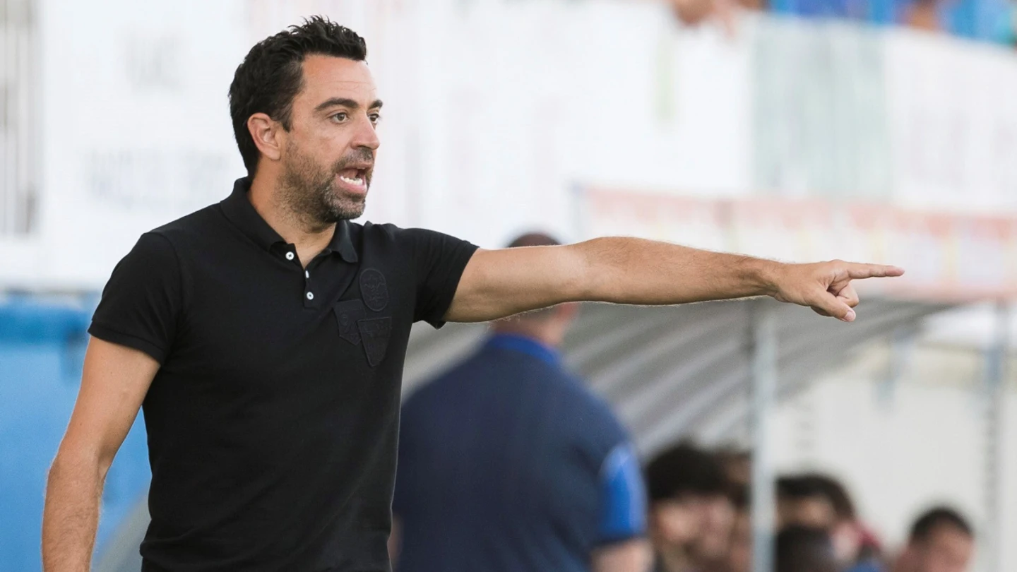 Xavi da instrucciones en un partido Xavi da instrucciones en un partido