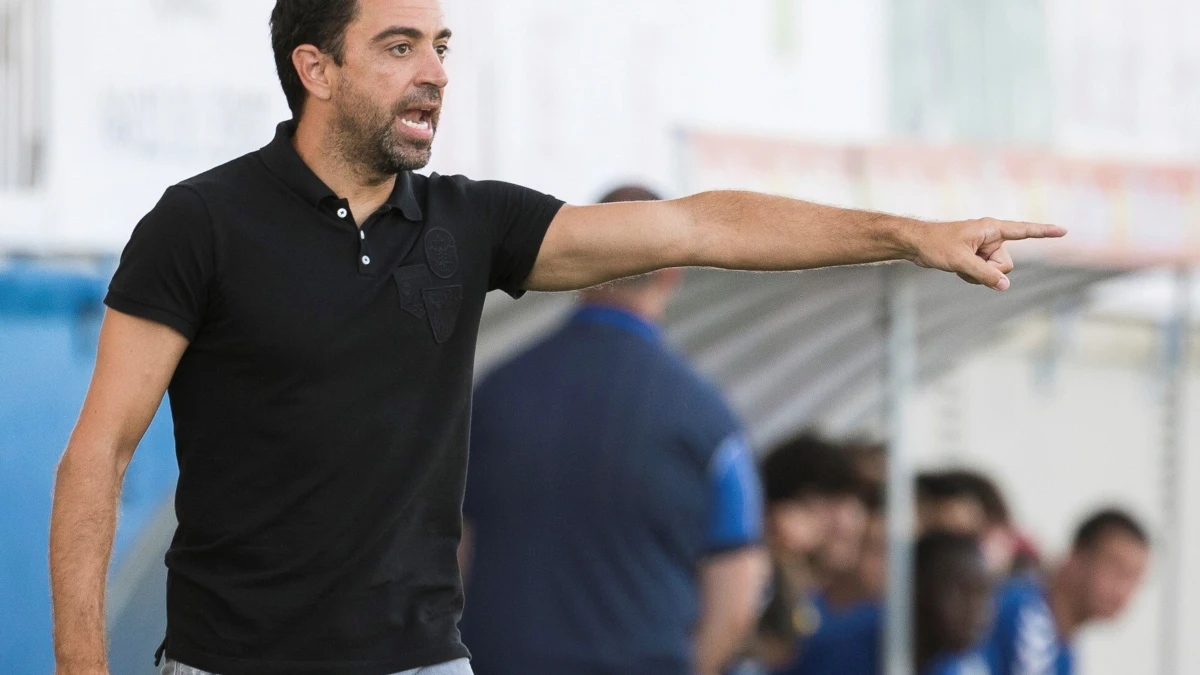 Xavi da instrucciones en un partido