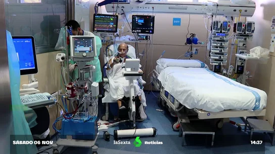 Un hombre haciendo rehabilitación en la UCI Un hombre haciendo rehabilitación en la UCI